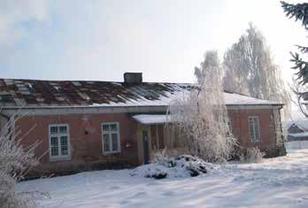 Zdjęcie z lewej: Stary dom na posesji młyna przy ul. 700-lecia (Poprzecznej). Rozebrany w latach 90- tych XX wieku.