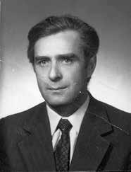 Z mikrofonem Ryszard Kłos - inspektor ds budownictwa w Urzędzie Gminy w Grabowcu. Adolf Koszuta Urodził się w 1935 roku w Rogowie.