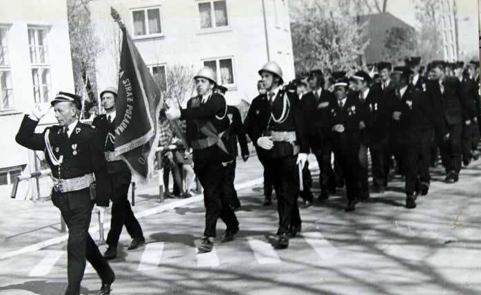 Rok 1977, 1 maja. Powitanie pochodu 1 majowego przy szkole w Grabowcu, od ulicy Wojsławskiej.