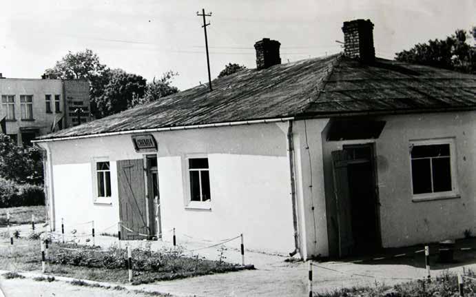 W tle budynek banku spółdzielczego. Fot. Tadeusz Halicki. Rok. 1975. Młyn w Grabowcu (widok od strony zachodniej). Fot. Tadeusz Halicki. Młyn zbudowany w 1910 roku.