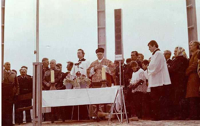 Uroczystość patriotyczno-religijna poświęcenia trzech krzyży na Górze Zamkowej w Grabowcu 20 kwietnia 1981 roku Od lewej: