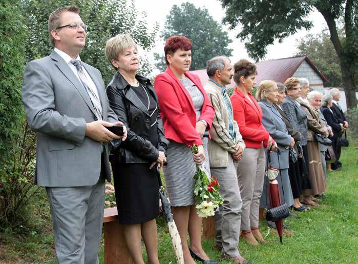 Podczas uroczystości przy pomniku w Grabowiec-Górze: Od lewej: