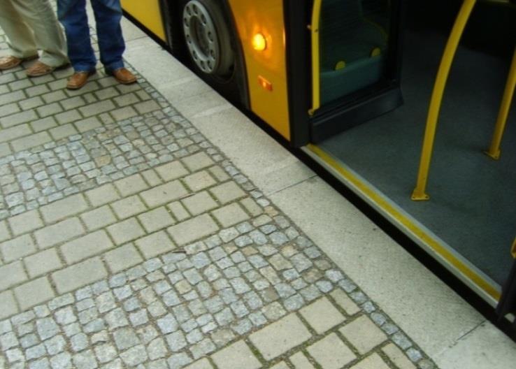 Rys. 8.6.2. Strefa wejściowa inny rodzaj nawierzchni naprzeciwko pierwszych drzwi autobusu. Źródło: materiały własne TRAKO. 8.7.