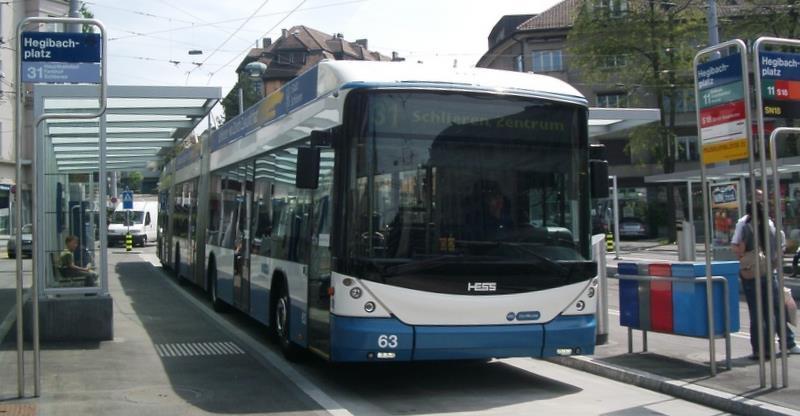 w rozkładach jazdy należy oznaczad węzły przesiadkowe odpowiednim piktogramem środka transportu; dodatkowo, na przystankach i dworcach, stanowiących węzły przesiadkowe konieczne jest stosowanie mapek