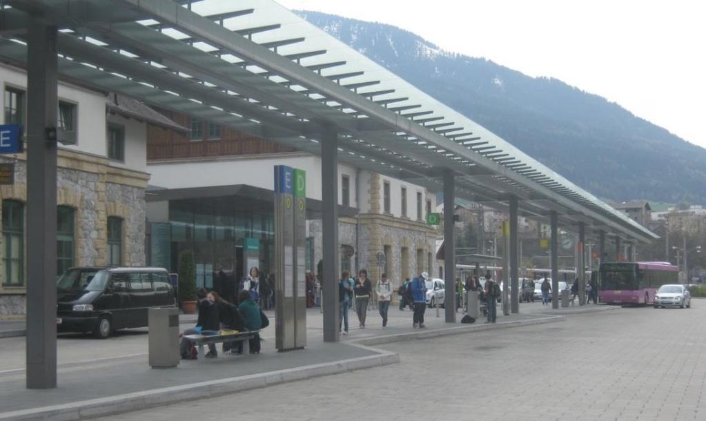 Rys. 12.3.1. Perony autobusowe przed dworcem kolejowym w miejscowości Landeck (Austria).