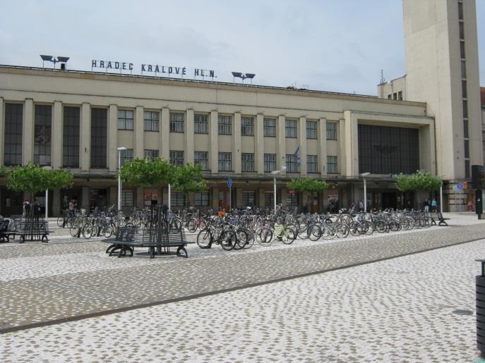 3.2. Zdjęcie po lewej przedstawia stojaki rowerowe w systemie bike and ride przed dworcem kolejowym Hradec Králové hlavní nádraží w Czechach; na zdjęciu po
