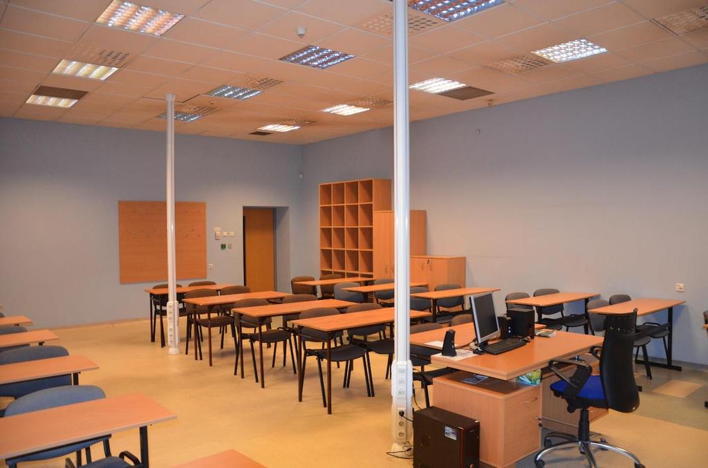 zainstalowanym oprogramowaniem biurowym i dostępem