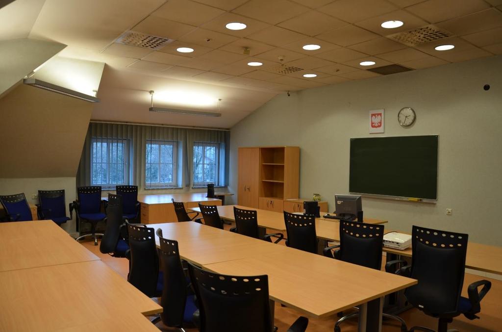 zainstalowanym oprogramowaniem biurowym i dostępem
