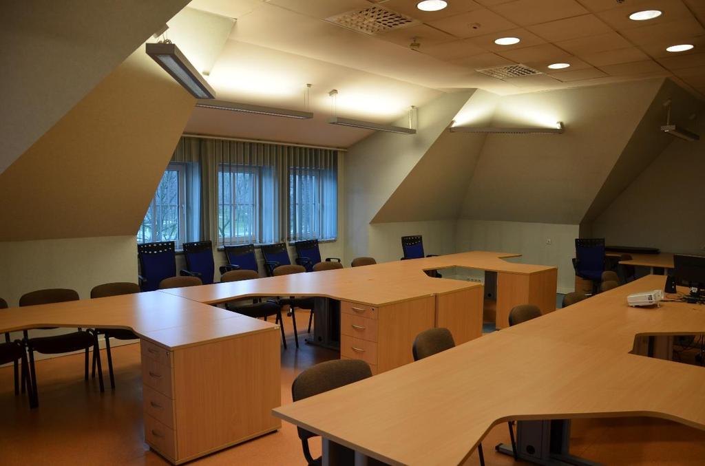 zainstalowanym oprogramowaniem biurowym i dostępem