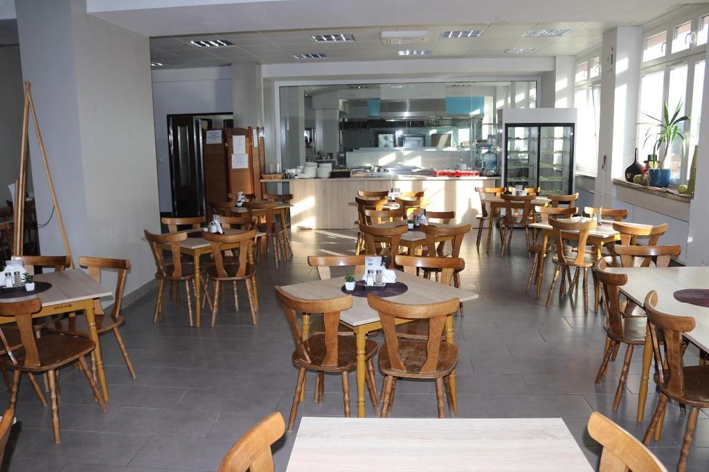 Sala konsumencka Wyposażenie: - stoły gastronomiczne,