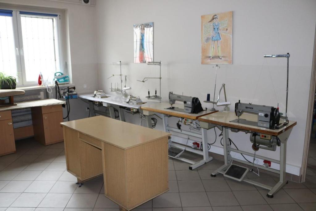 Pracownia krawiecka 12 Wyposażenie: - stębnówki: Sewtech J-40328, Juki D 880A02490, Sewtech J-40004, Juki D