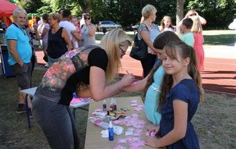 Piknik rozpoczął się od występów teatralnych. Przed szkołą na scenie pod chmurką wystawiane były przedstawienia w ramach akcji Teatr dla Mamy i Taty.