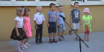 W tym czasie przed budynkiem szkolnym miały miejsce konkursy dla rodzin, zabawy z animatorką tańca, a także zabawa z balonami.
