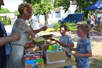 Dmuchana zjeżdżalnia oraz zamek przeżywały prawdziwe oblężenie. Każdy chciał choć przez kilka minut szaleć na dmuchanych zabawkach. O dobre nastroje zadbali też animatorzy.