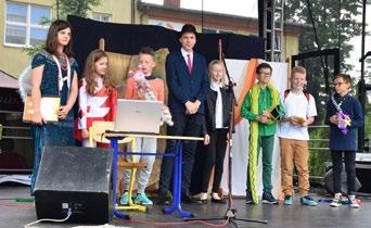 Podczas Pikniku Rodzinnego przedstawiciele szkoły podstawowej odebrali zaszczytny tytuł etwinning School.