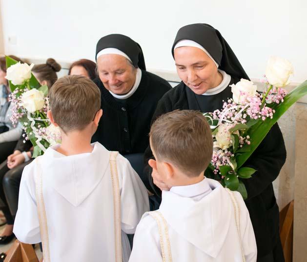 prijímania, navštevujú našich chorých a prinášajú im Pána Ježiša, ako veľkú milosť a silu v chorobe. V škole vyučujú náboženskú výchovu deti a mládež. Sú ne- ustále v službe Cirkvi a veriacim.