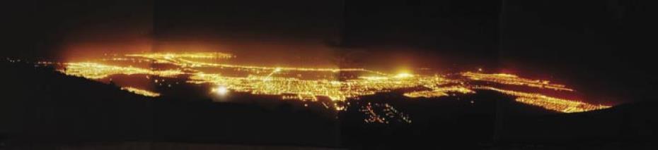 Panorama miejscowości La Serena w północnych Chile, przed i po modernizacji oświetlenia w 2005 r. [P.