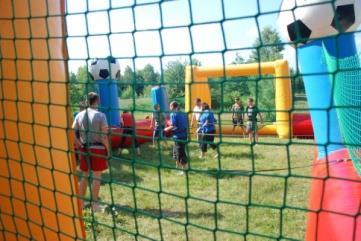 Dzień II Godzina 8:00 śniadanie Godzina 9:00 Rozgrywki sportowe Mega piłkarzyki- jest to gra na gigantycznym dmuchanym boisku, w którym uczestnicy są piłkarzykami.