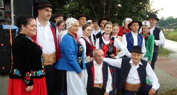 , a później w ramach uroczystości na scenie odbyły się występy: dzieci z Przedszkola Samorządowego w Tymbarku, uczniów Szkoły Podstawowej nr 4 w