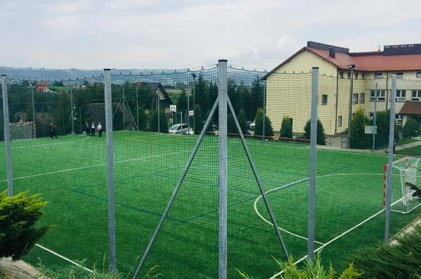 6 Wiadomości Gminne Inwestycje 7 NOWE BOISKA SPORTOWE W Mordarce wykonane zostało przyszkolne boisko do gry w piłkę nożną, a na dwóch istniejących boiskach do gry w siatkówkę i koszykówkę wymieniona