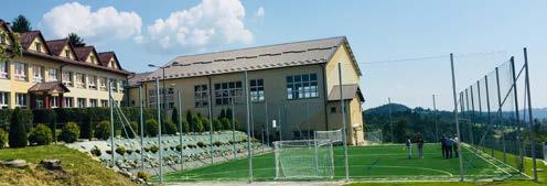 Obiekt został ogrodzony i wyposażony w piłko chwyty, a teren wokół boiska został odpowiednio zagospodarowany zielenią.