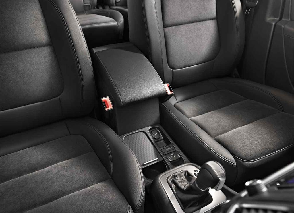 kierownica z tworzywa sztucznego, Bluetooth, Złącze USB 2147 Wielofunkcyjna kierownica i elementy dźwigni zmiany biegów obszyte skórą Sportowa kierownica wielofunkcyjna z logo FR i elementy dźwigni