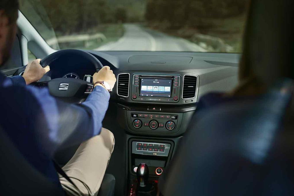 Plus z 6,3calowym ekranem dotykowym, 8 głośnikami Bluetooth z funkcją rozpoznawania mowy i sterowania głosem 16calowe felgi aluminiowe DESIGN 48/1 Auto Hold Control Pakiet Chromo we wnętrzu