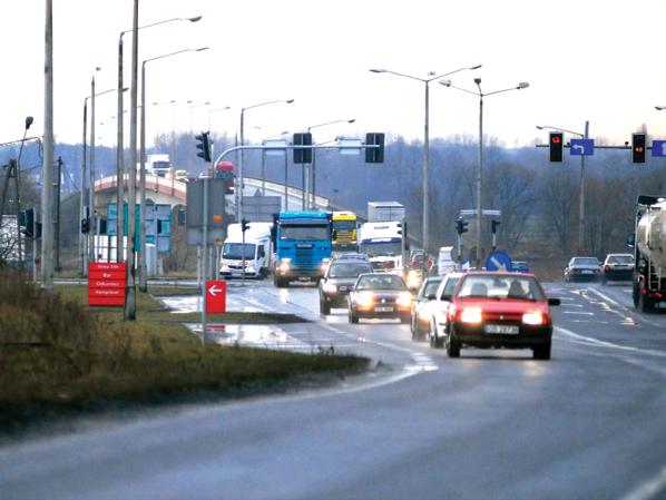 i ciężkości (liczba osób w odniesieniu do 100 ) oraz gęstości (liczba w odniesieniu do 100 km dróg) przedstawiono w tabeli 11.
