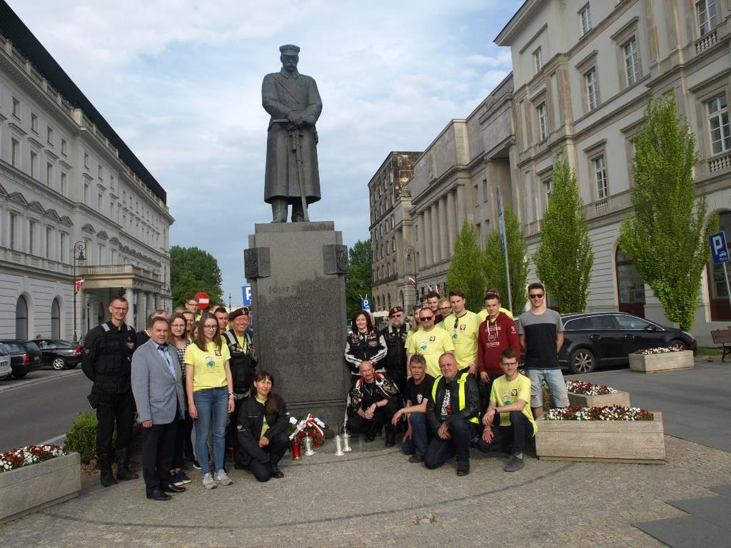 Warszawa, Pomnik Marszałka Józefa Piłsudskiego Elementem spinającym część rajdową Rajdokonferencji stanowiły meldunki motocyklistów i kierowców samochodów do Komandora Rajdokonferencji a następnie
