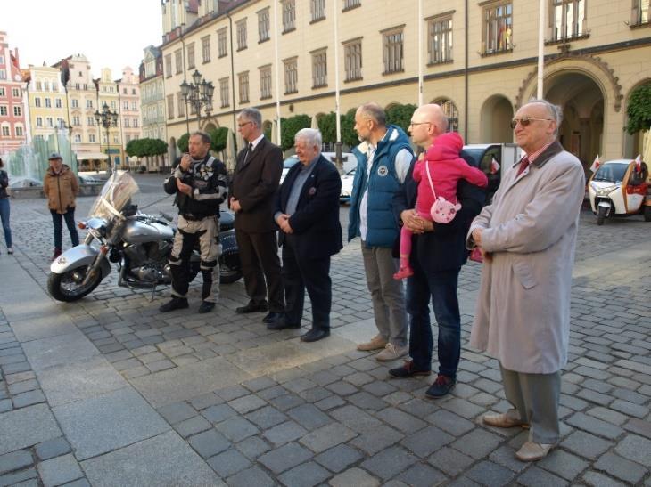 na Placu Marszałka Józefa Piłsudskiego w Warszawie, a Wieszczowi Narodowemu w Nowogródku jego mieście rodzinnym.