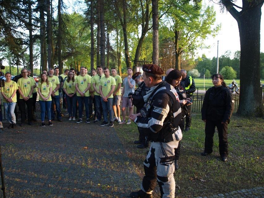 konsulami Konsulatu Generalnego RP w Grodnie - Leszkiem Wanatem i Anną Czartoryską - oddaliśmy hołd polskim bohaterom przez złożenie wieńca i zniczy pamięci oraz odśpiewanie czterech