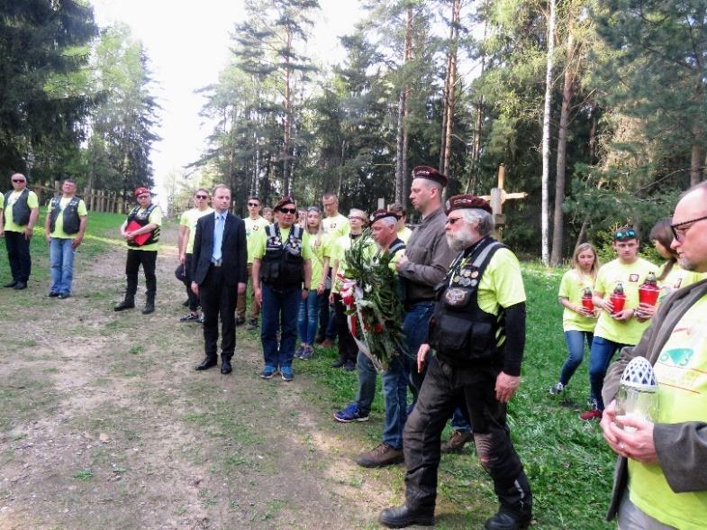 składając wieniec i znicze pamięci, a także odśpiewując pieśń Boże coś Polskę.