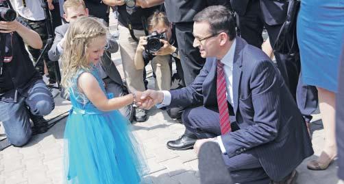 2 wydarzenia 300+ dla uczniów W Dniu Dziecka premier Mateusz Morawiecki podpisał rozporządzenie o wyprawce w wysokości 300 zł, którą od 1 września otrzyma każdy uczeń warszawa Premier Mateusz