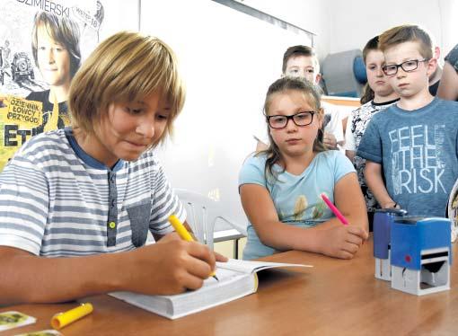Na wstępie zaś rozdał wśród publiczności kilka pustych plastikowych butelek, których tajemnicę zdradził dopiero pod koniec spotkania. Podróże to nie tylko przygody, egzotyczne krajobrazy i zwierzęta.