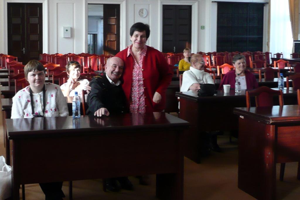 Naszykowała pościel, przygotowała poczęstunek. Rozmawiali snuli plany na przyszłość. Cieszyli się jak to młodzi po słowie.