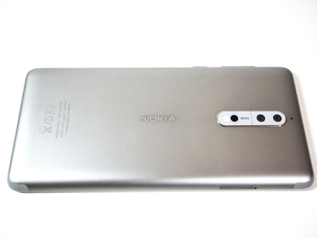 Nokia 8, podobnie jak niższe modele, nie ma diody powiadomień. W zamian tego na ekranie blokady wyświetla podsumowanie istotnych informacji. Funkcja nazywa się Glance.
