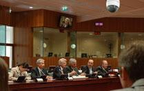 Wraz z obrazem aktualnego mówcy wyświetlane mogą być dodatkowe informacje (np. jego nazwisko). W przypadku korzystania z kart identyfikacyjnych uczestnicy mogą zajmować dowolne miejsca na sali.