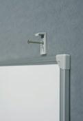 Rama wykonana z profilu aluminiowego UKF w kolorze srebrnym, wykończona eleganckimi, popielatymi narożnikami.