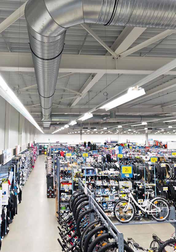 Zrównoważona i efektywna energetycznie technika klimatyzacyjna z przeznaczeniem do dużych hal handlowych: Decathlon, Essingen // Sklep sportowy całkowicie obywa się bez klasycznej instalacji