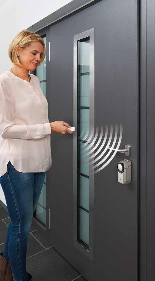 Napęd do zamka SmartKey sterowany drogą radiową Do drzwi zewnętrznych i drzwi wejściowych do mieszkań Duży komfort obsługi: ryglowanie i odryglowanie drzwi za pomocą pilota, wewnętrznego sterownika