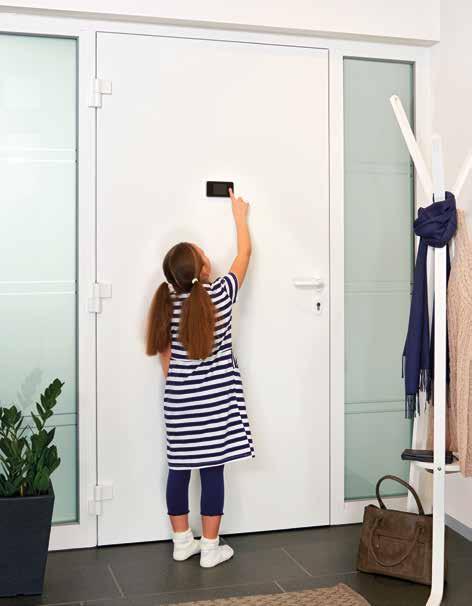 Uchwyty w nowym design Opcjonalne uchwyty ze stali nierdzewnej do drzwi zewnętrznych ThermoSafe Elementy boczne ThermoSafe z wypełnieniami ze wzorem Wzory na całej wysokości, zlicowane z powierzchnią