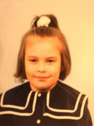 Modne s¹ te rozpuszczone w³osy z pojedynczymi mini warkoczykami.