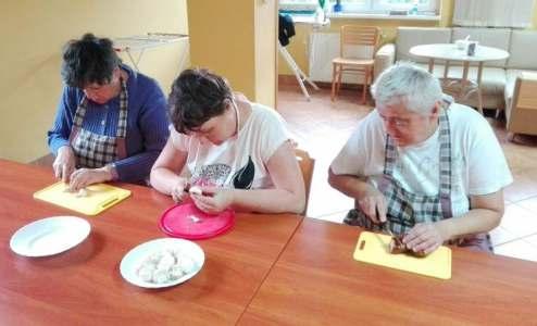 Pracownia kulinarna Pana Leszka poleca: Pizza z bazyliowo-pomidorowym sosem Sk³adniki: Ciasto m¹ka pszenna 4 szklanki œwie e dro d e 50 g woda 1,5 szklanki sól 1 ³y eczka cukier 2 ³y eczki Sos