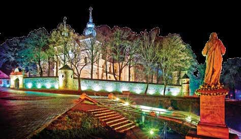 Klasztor przed 1914 r. W 2014 r. mury kościoła i klasztoru rozświetliła wspaniała iluminacja.