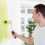 Zobacz także: Przed malowaniem ścian: jak przygotować farbę do malowania? W tym artykule przypominamy o właściwym przygotowaniu farby przed rozpoczęciem malowania.