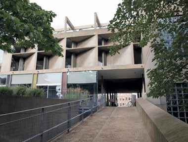 Idea powiązania życia i architektury / Architektura brutalistyczna Fot. 98. Le Corbusier, Carpenter Center for the Visual Arts w Cambridge (Mass.) pochylnia przebijająca budynek, 1959-1963; fot.