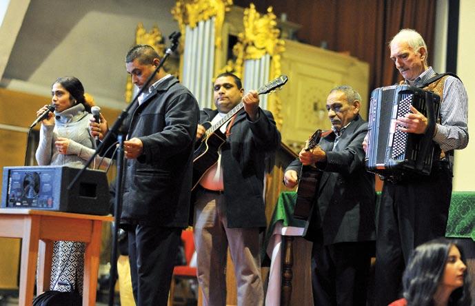 organizowanych w różnych miejscach festiwali pieśni religijnych, przeglądach kolęd i pastorałek o zasięgu parafialnym czy też diecezjalnym.