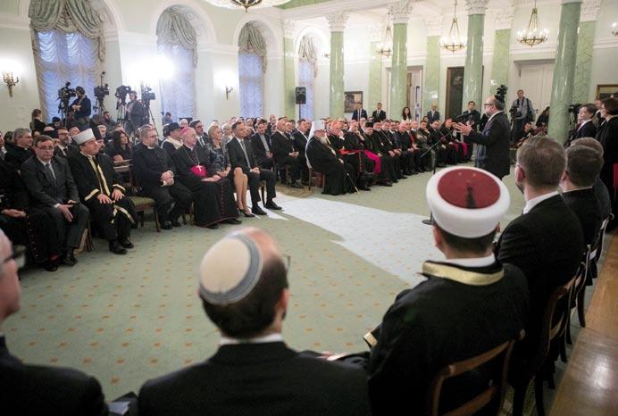 niezależnie od tego, jaką wiarę wyznawaliśmy, niezależnie od tego, w której części polskiej ziemi mieszkaliśmy stawaliśmy w obronie i w walce o Rzeczpospolitą, broniąc jej albo walcząc o to, aby ją