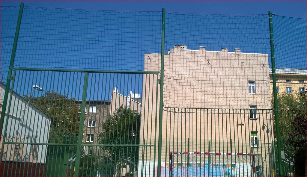 Zdjęcie - przykładowe podwyższenie ogrodzenia boiska siatką zabezpieczającą h) wymiany tablic opisowych na wszystkich szafkach kablowych rozdzielni 110kV.