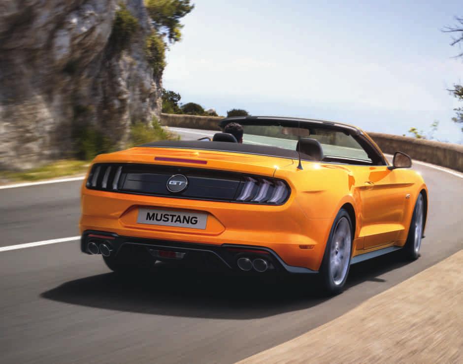 Wyzwolony Poczuj wiatr we włosach, sunąc urzekającym Fordem Mustang Convertible.